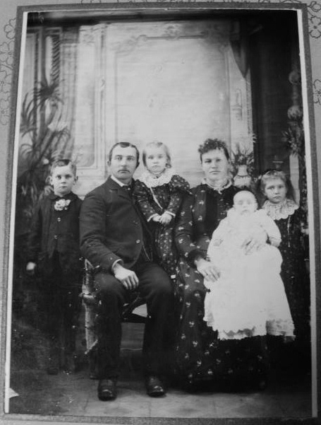 Frank W. and Elizabeth
Nogosek Skroch Family